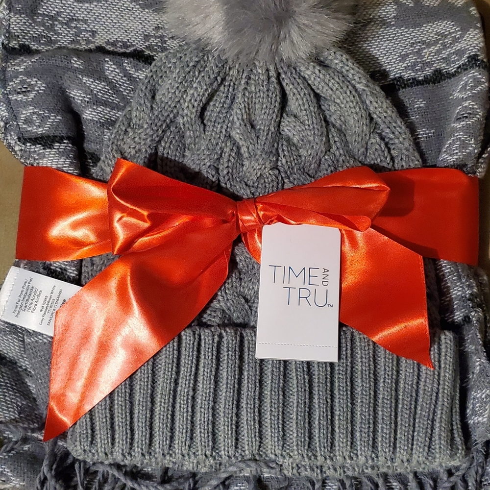 Women's Winter Gray Hat and Scarf Set